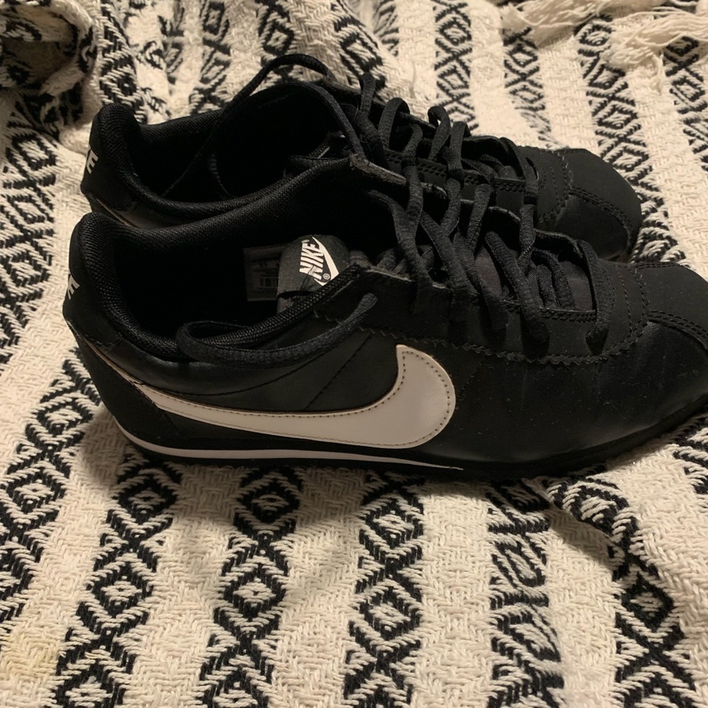 Nike black size 6 youth used a couple of time very clean